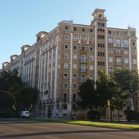 Centro 3 Dormitorios 5 Camas Parking דירה