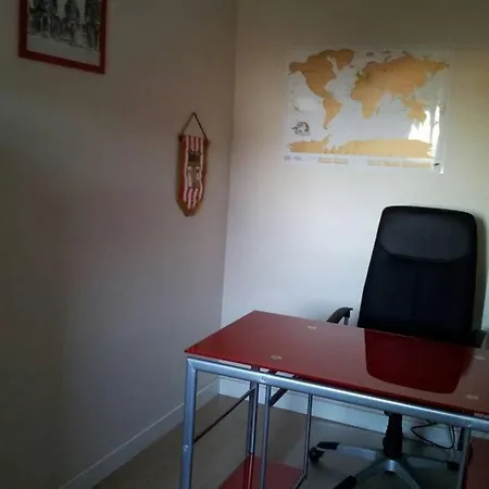 Centro 3 Dormitorios 5 Camas Parking דירה
