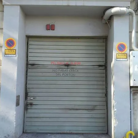 Centro 3 Dormitorios 5 Camas Parking דירה *